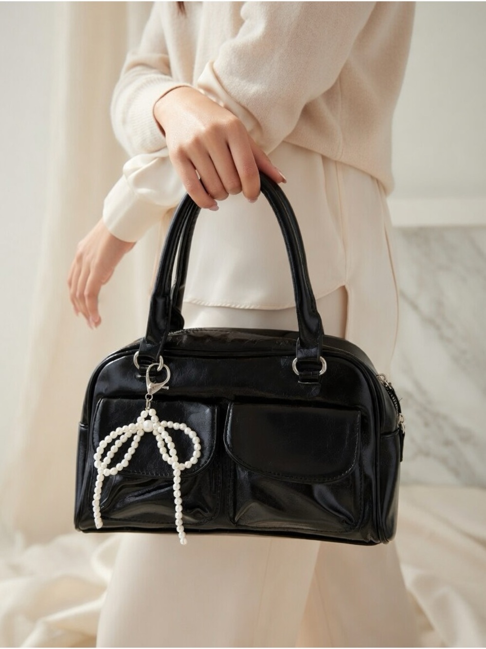 2026❤️‍🔥Elegant women’s bag with glossy black finish and pearl bow detail